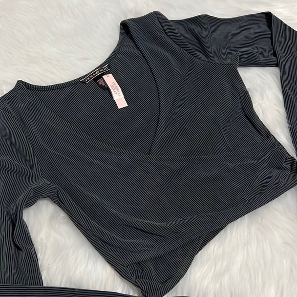 🆕 Victoria’s Secret long sleeve crop crossover top size Small - Picture 2 of 8